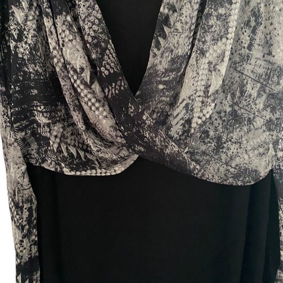 2/$30🌻 mblm Sleeveless Hip Length Blouse - Picture 3 of 9